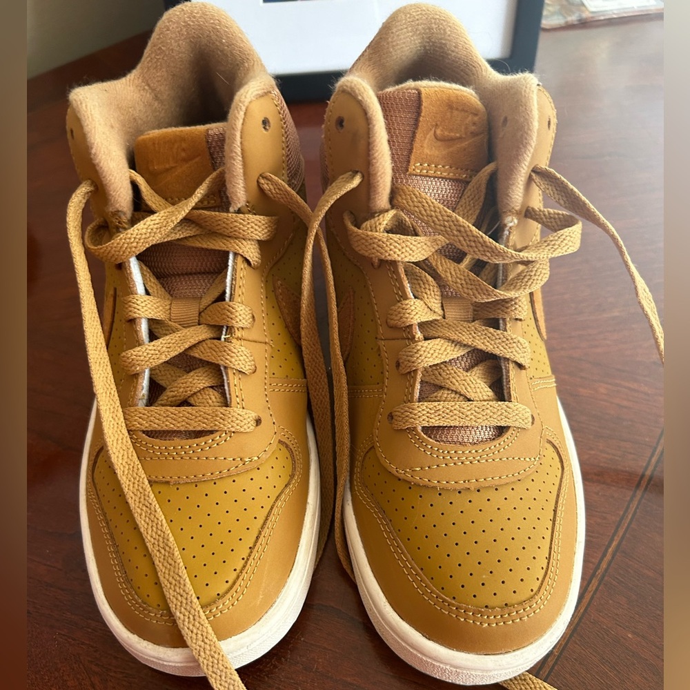 Nike tan/brown tenis shoes